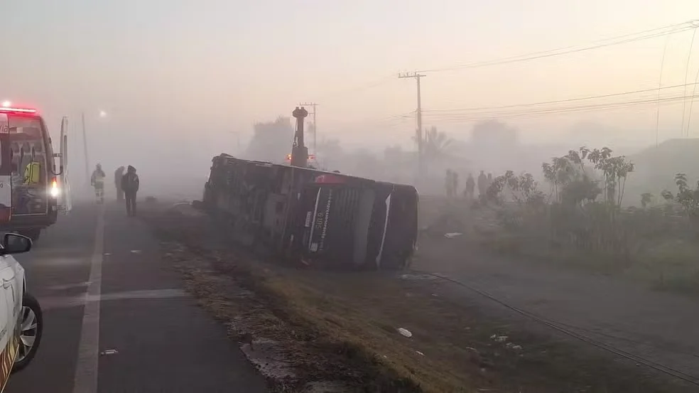 Acidente com ônibus de turismo na BR-101 deixa feridos; uma morte foi confirmada