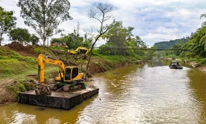 Dragagem em Rio do Oeste já retirou o equivalente a 1.140 caminhões caçamba de detritos