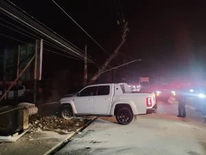 Motorista fica ferida após colidir caminhonete contra poste em Rio do Sul