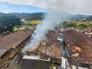 Incêndio derruba telhado e destrói galpão de fábrica de móveis em Gaspar