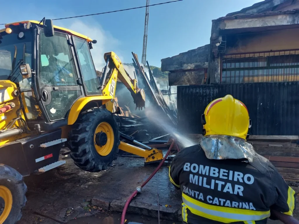 Incêndio derruba telhado e destrói galpão de fábrica de móveis em Gaspar