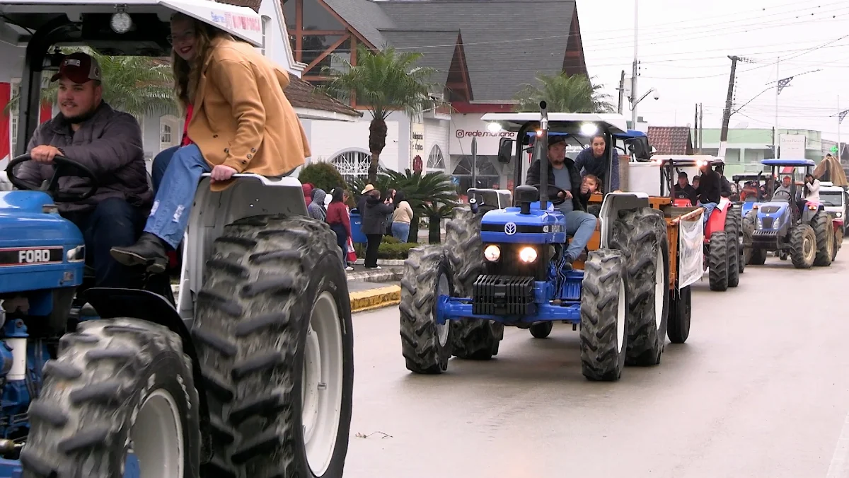 Para comemorar, teve o tradicional desfile e feijoada