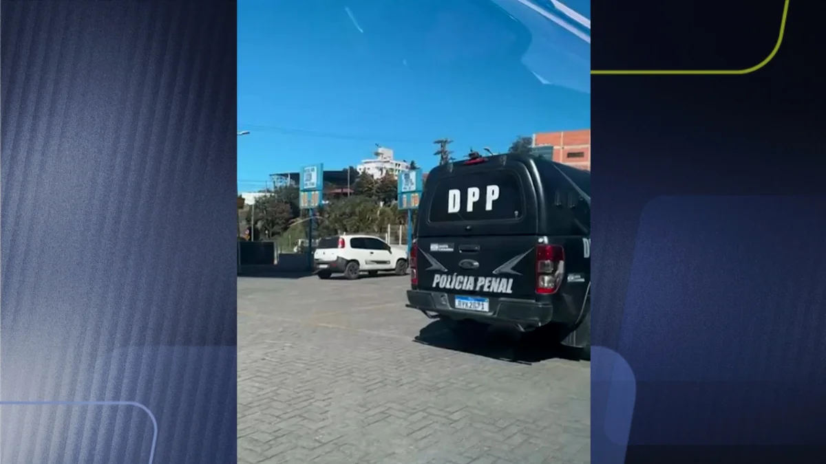 Veículo da Polícia Penal em supermercado