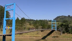 Aurora revitaliza ponte pênsil que fica perto da pedreira