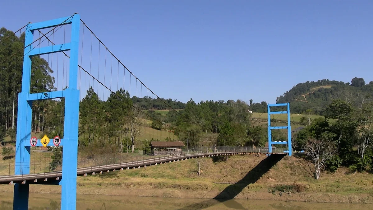 Aurora revitaliza ponte pênsil que fica perto da pedreira
