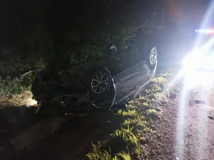 Saída da pista seguida de capotamento deixa um ferido na BR-470, em Rio do Sul
