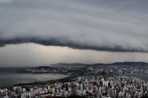 SC tem alerta vermelho para ciclone extratropical com ondas de até 6 metros e vento de 80 km/h