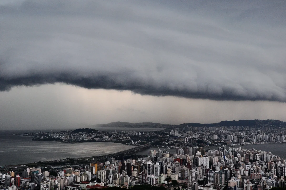 SC tem alerta vermelho para ciclone extratropical com ondas de até 6 metros e vento de 80 km/h