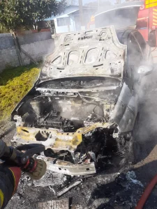Bombeiros combatem incêndio em veículo no município de Correia Pinto