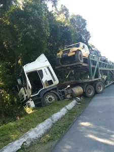 Carreta sai da pista na BR-470 em Apiúna