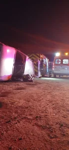 Carro capota após sair da pista e colidir em poste na BR-470, em Ascurra