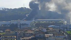 Incêndio atinge depósito da loja C&A no Shopping Continente, em São José