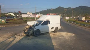 Colisão entre caçamba e Montana mobiliza socorristas na BR-470, em Ascurra
