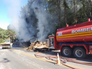 BR-282 ficou interditada por horas após carreta com carga de MDF pegar fogo
