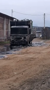 Caminhão de coleta de lixo pega fogo em Rio do Sul