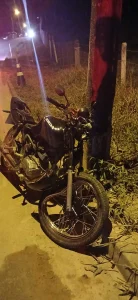 Motociclista fica ferido após colisão com poste em Apiúna