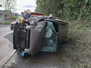Duas pessoas ficam feridas após capotamento na SC-350 em Rio do Sul
