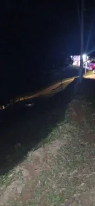 Carro sai da pista e cai em ribanceira de aproximadamente 8 metros, em Rodeio