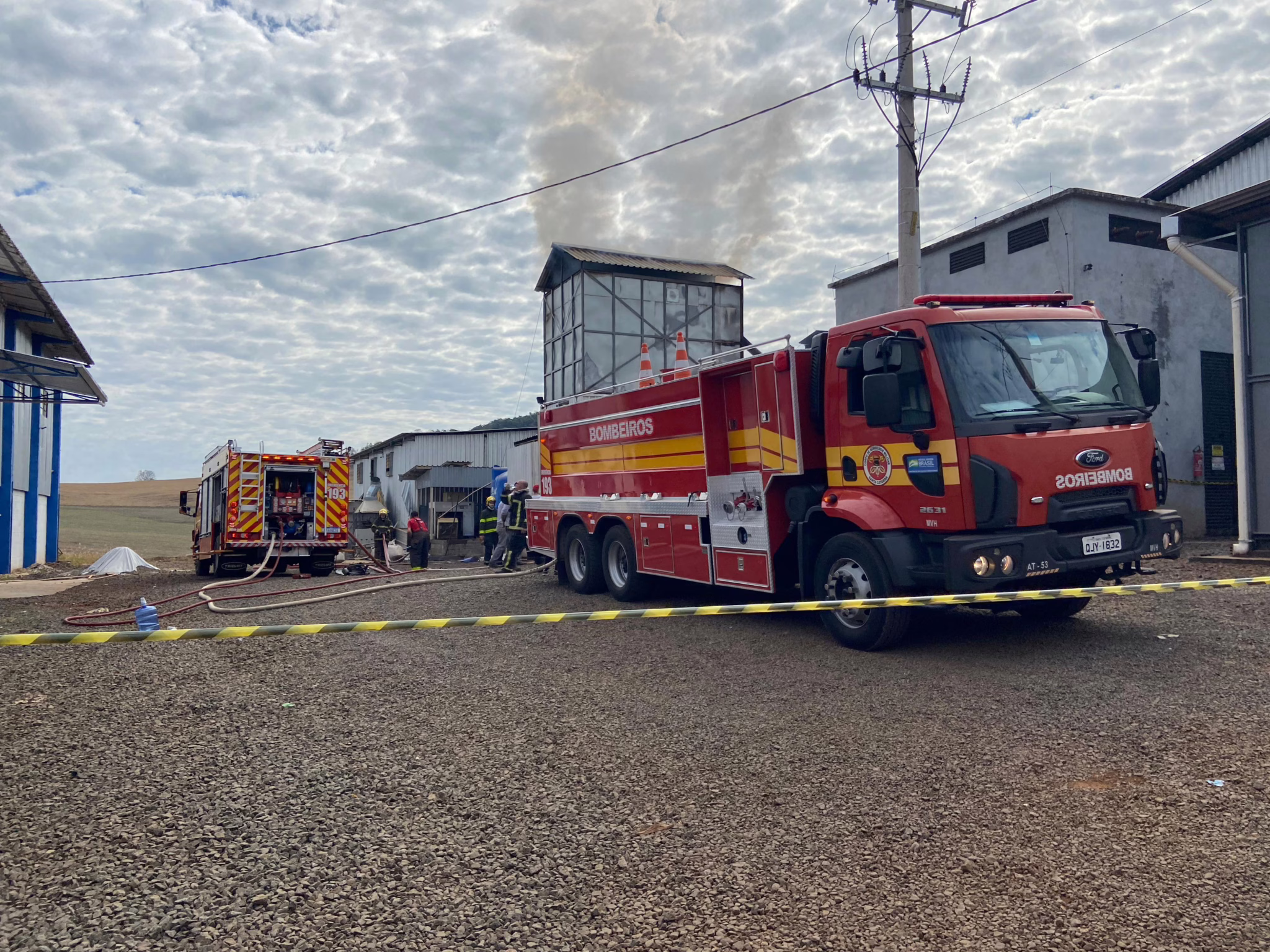 Incêndio de grandes proporções atinge indústria em SC e funcionário morre