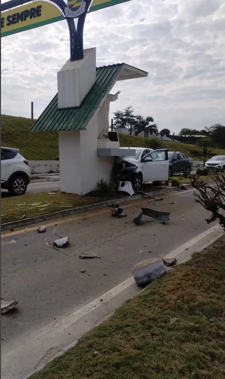 Radialista sofre acidente em Petrolândia; carro bateu contra estrutura do portal