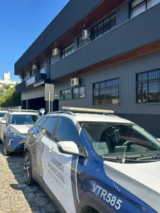 Mulher agride adolescente com capacete durante tumulto no Centro de Rio do Sul