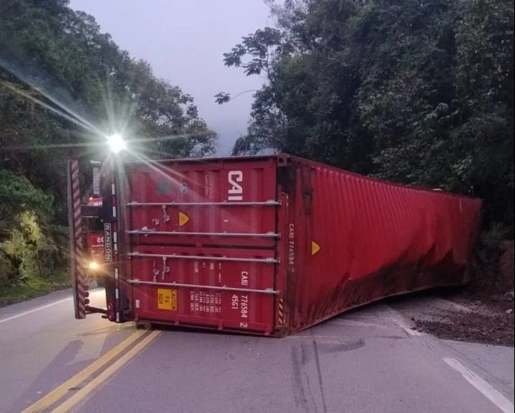 Carreta tomba e interdita a BR-470 em Ibirama