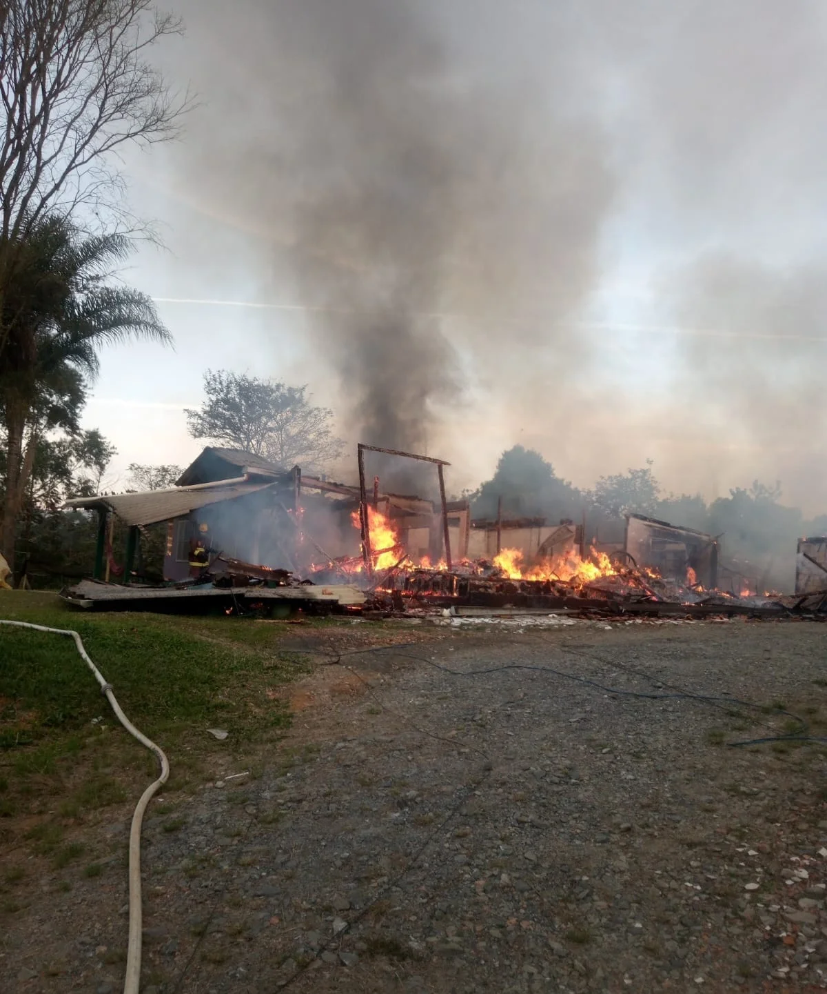 Casa de madeira é destruída por incêndio em Lontras