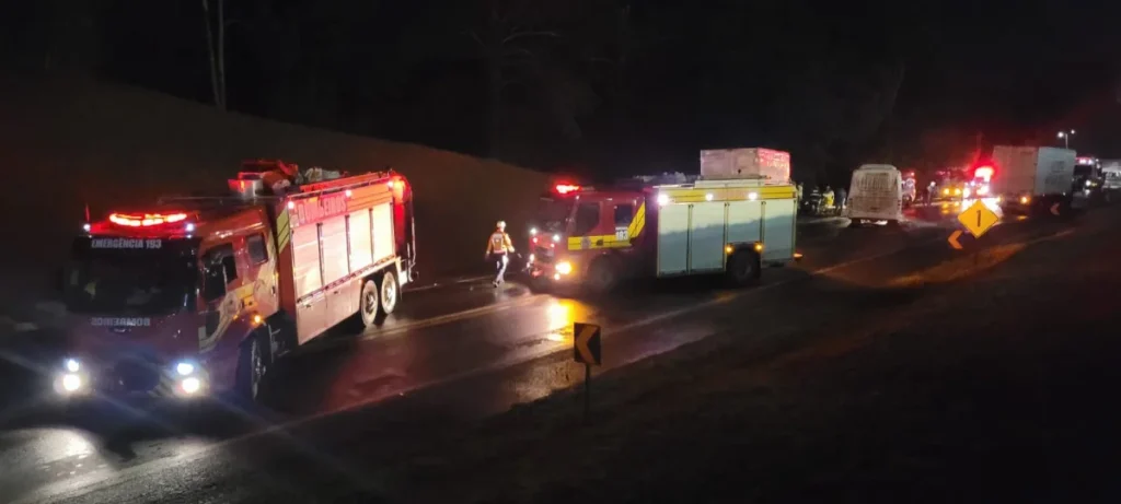 Engavetamento entre caminhões e micro-ônibus bloqueia a BR-116 na Serra Catarinense