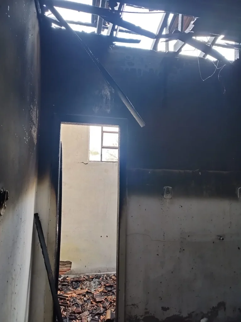 Incêndio atinge banheiro utilizado como depósito em residência de Rio do Oeste