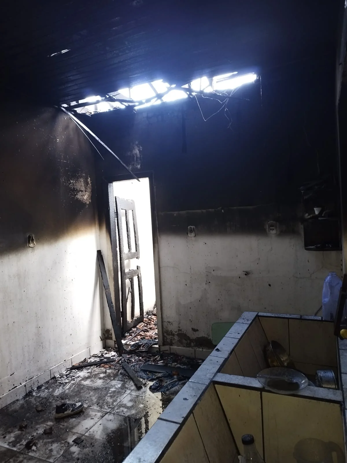 Incêndio atinge banheiro utilizado como depósito em residência de Rio do Oeste