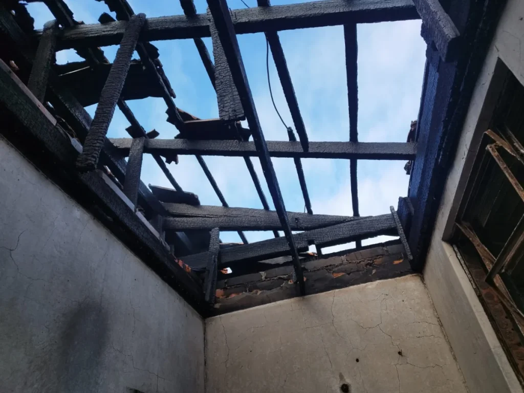 Incêndio atinge banheiro utilizado como depósito em residência de Rio do Oeste