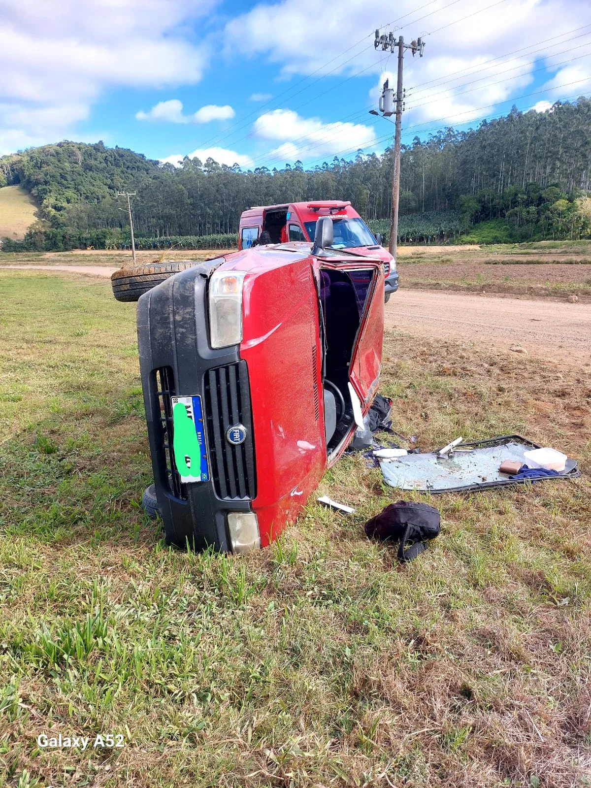 Condutora e duas crianças são encaminhadas ao hospital após capotamento em Rodeio