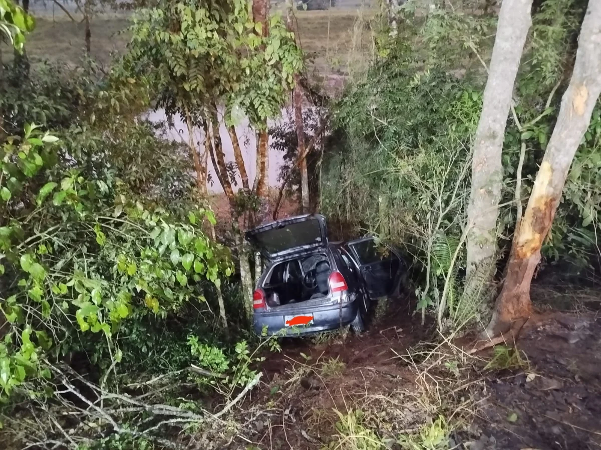 Carro sai da pista, bate contra árvore e cai em barranco na margem da SC-350, em Ituporanga