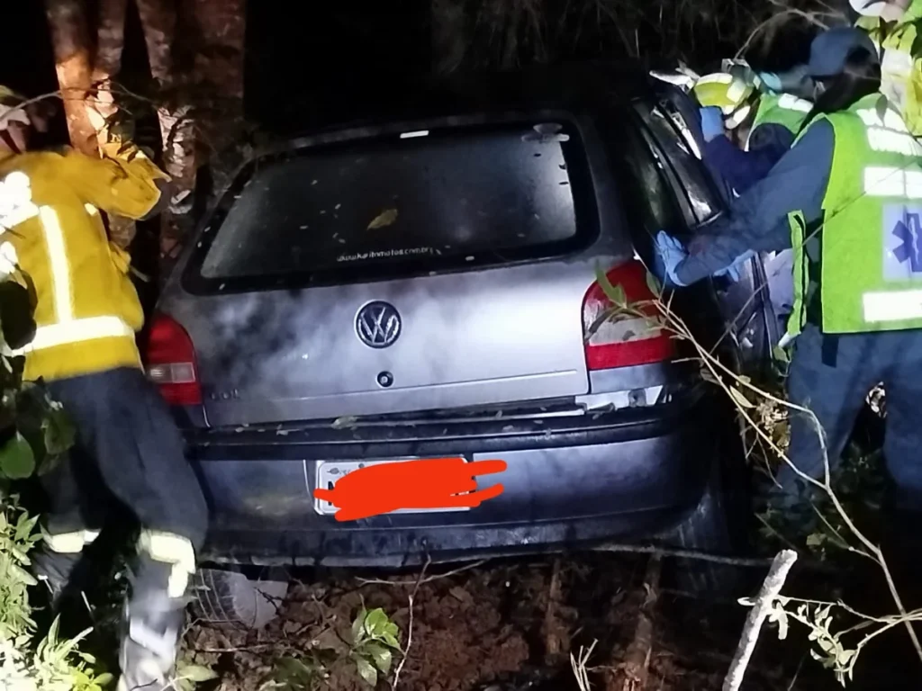 Carro sai da pista, bate contra árvore e cai em barranco na margem da SC-350, em Ituporanga
