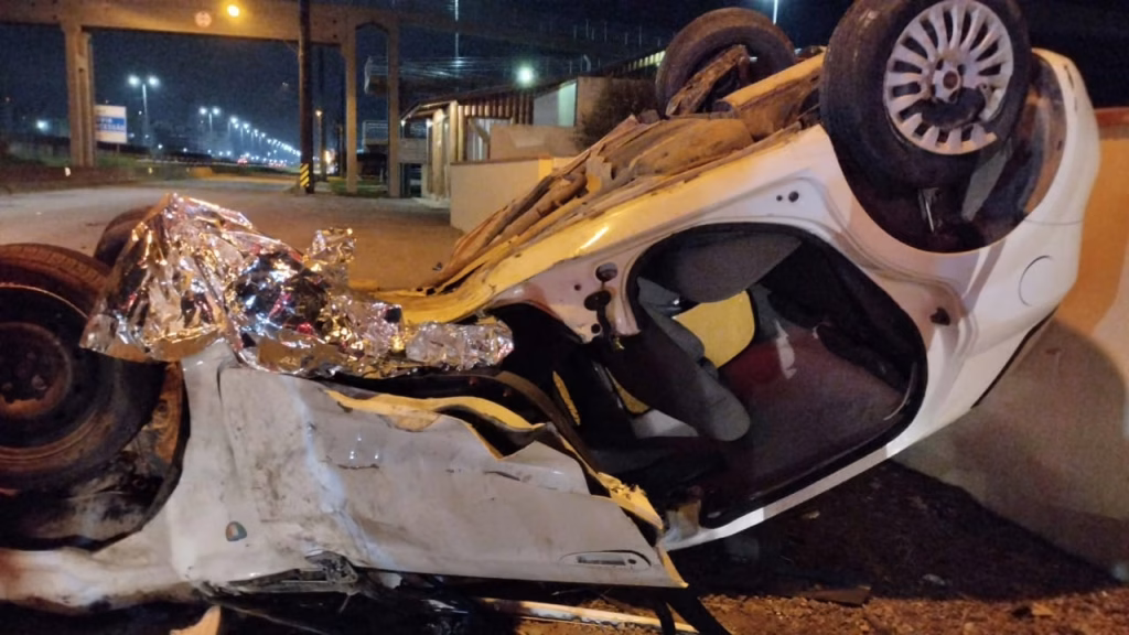 Jovem de 21 anos fica gravemente ferido após acidente na BR-101