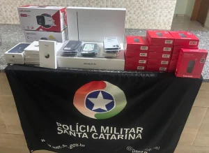 Motorista passa por acidente em alta velocidade, é abordado e polícia apreende eletrônicos