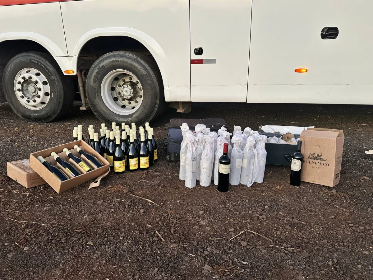 Mercadoria irregular: polícia apreende garrafas de vinho com passageiro de ônibus em SC