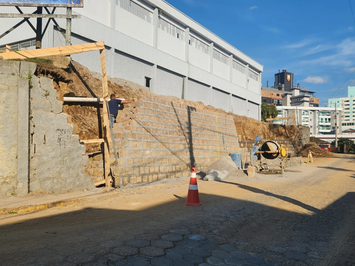 Rua dos Pioneiros será interditada amanhã (23) para reconstrução de muro no IMA