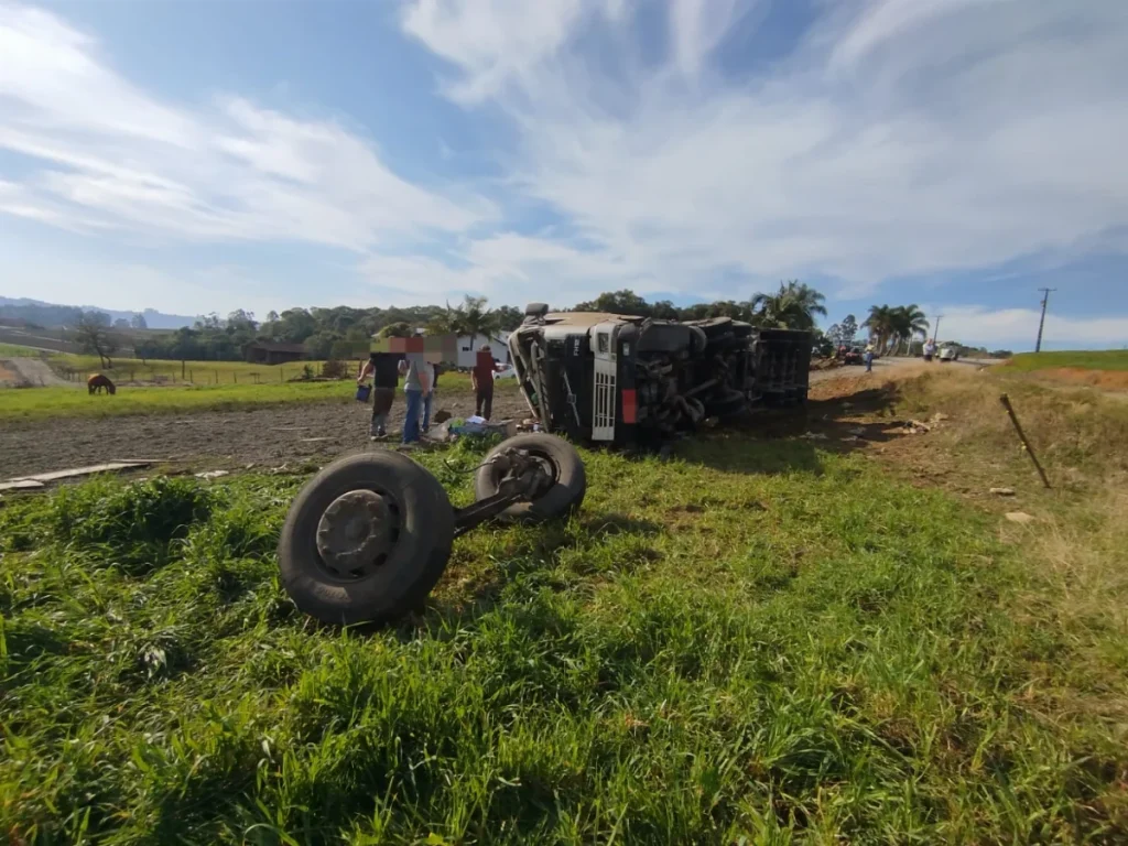 Motorista é ejetado da cabine após capotamento de carreta em Imbuia