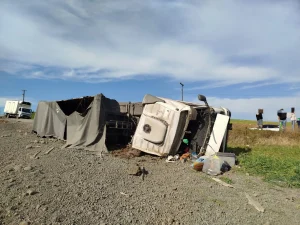 Motorista é ejetado da cabine após capotamento de carreta em Imbuia