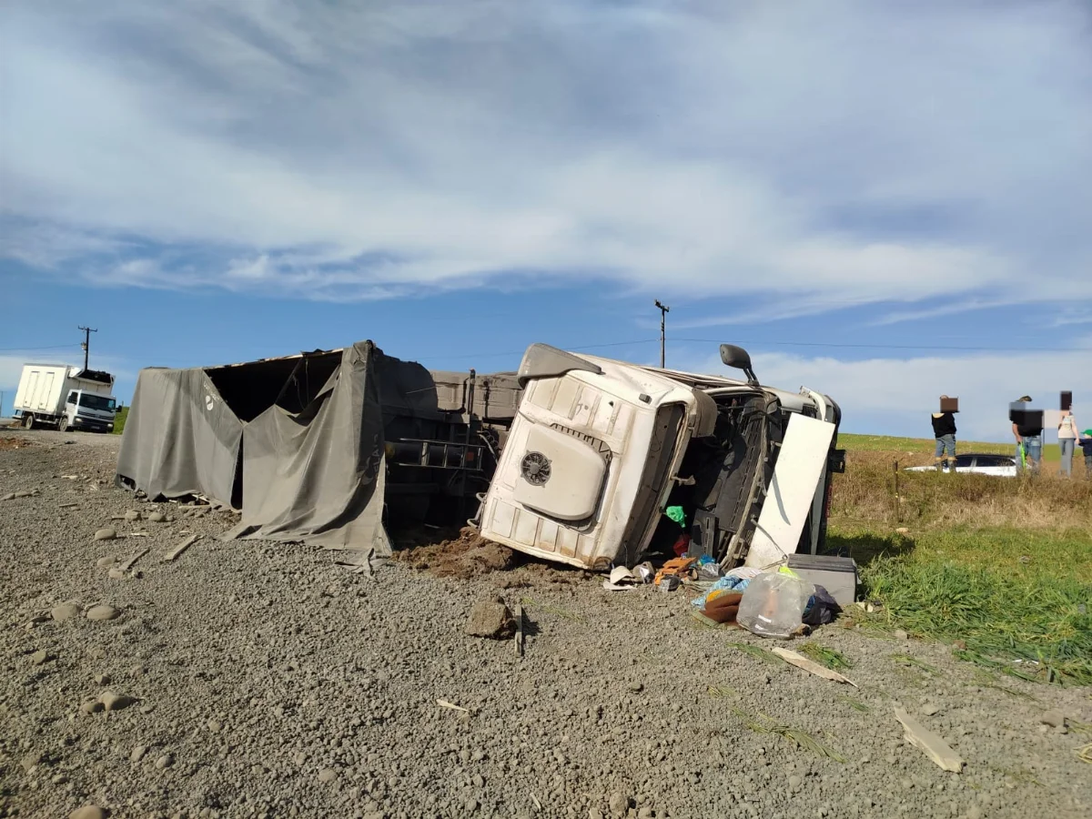Motorista é ejetado da cabine após capotamento de carreta em Imbuia