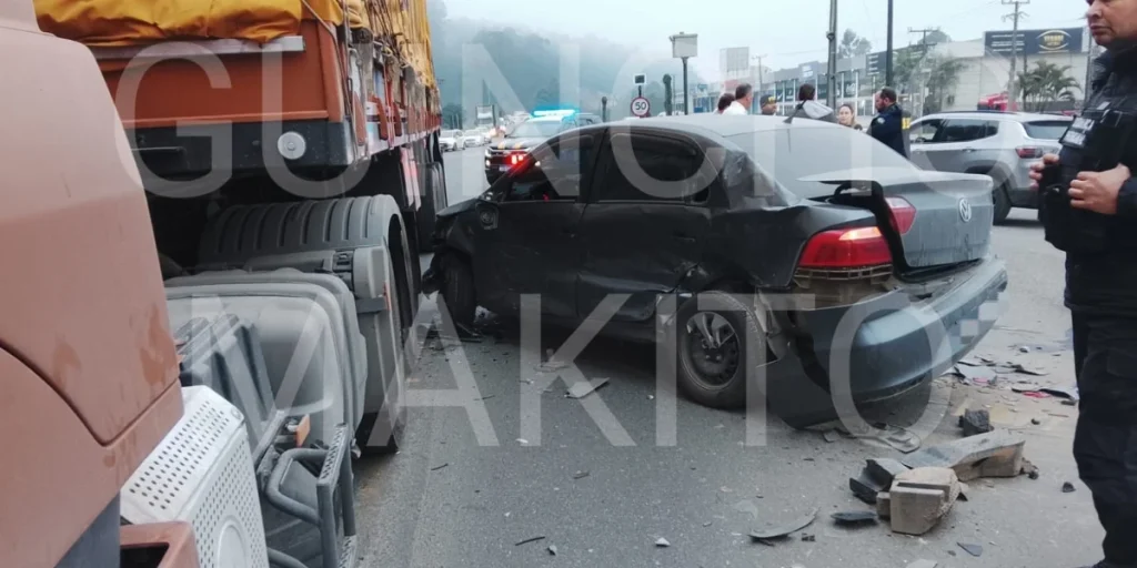 Acidente envolve dois carros e um caminhão na BR-470, em Rio do Sul