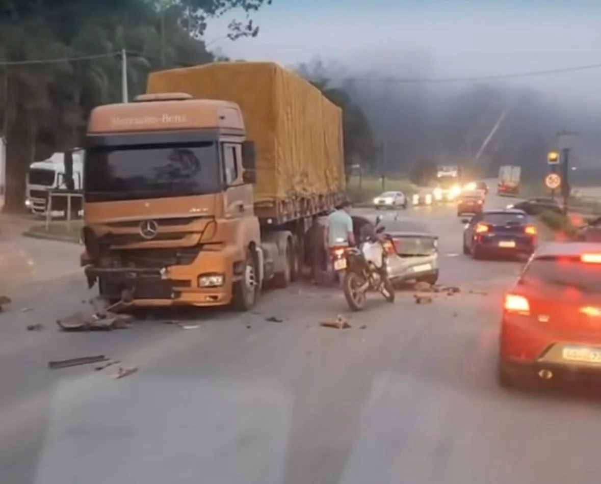 Acidente envolve dois carros e um caminhão na BR-470, em Rio do Sul