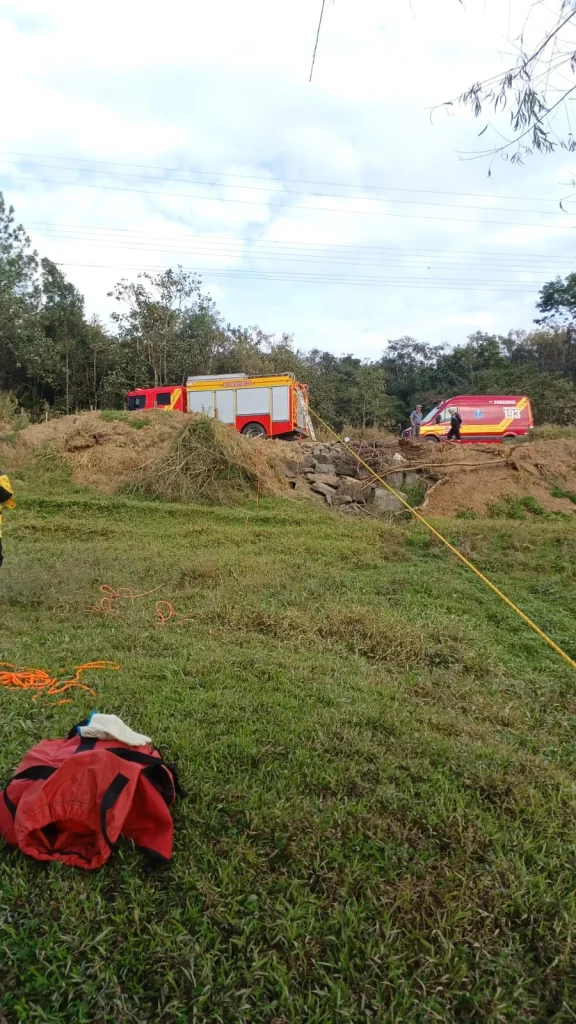 Idosa é socorrida após sofrer queda em ribanceira próximo ao rio, em Taió