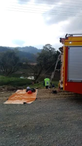 Idosa é socorrida após sofrer queda em ribanceira próximo ao rio, em Taió