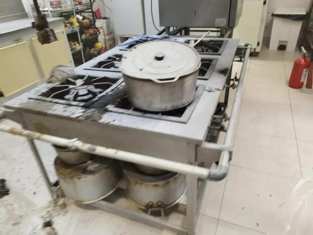 Bombeiros controlam incêndio em fritadeira industrial de restaurante em Rio do Sul