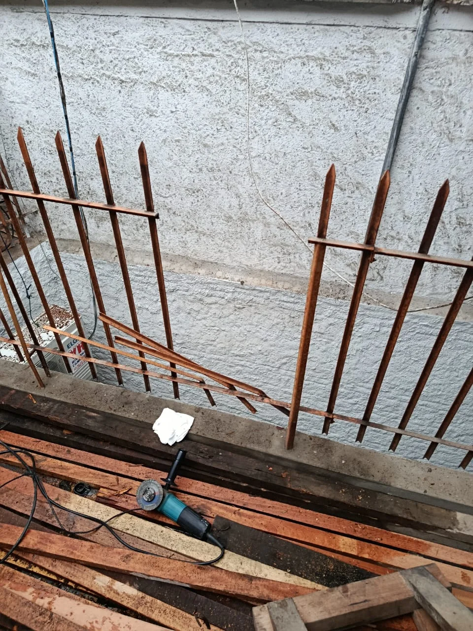 Homem de 57 anos é empalado por grade após cair de telhado em Rio do Sul