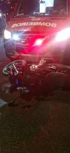 Motociclista colide em viatura dos bombeiros enquanto equipe atendia acidente com outra moto