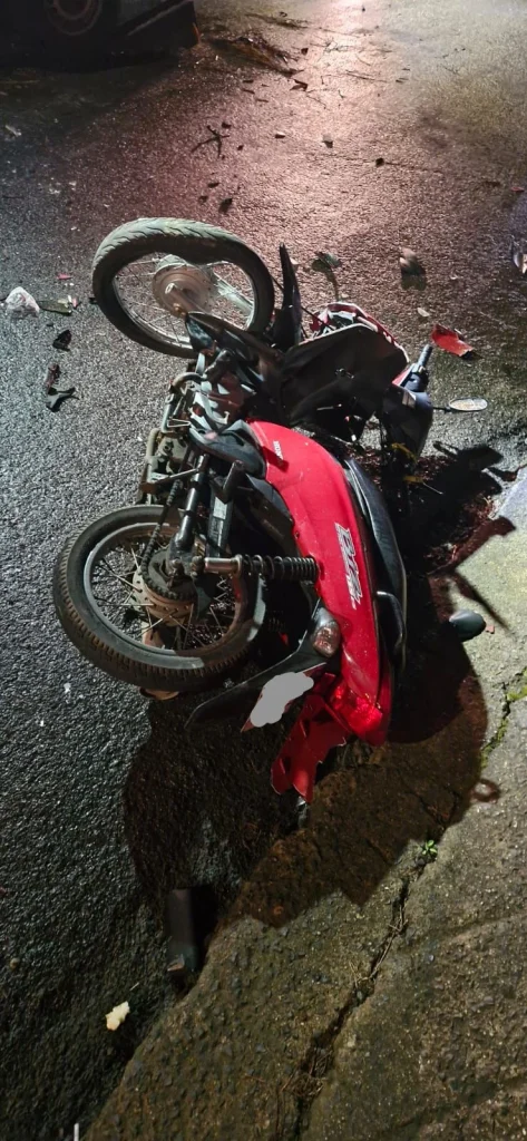 Motociclista colide em viatura dos bombeiros enquanto equipe atendia acidente com outra moto