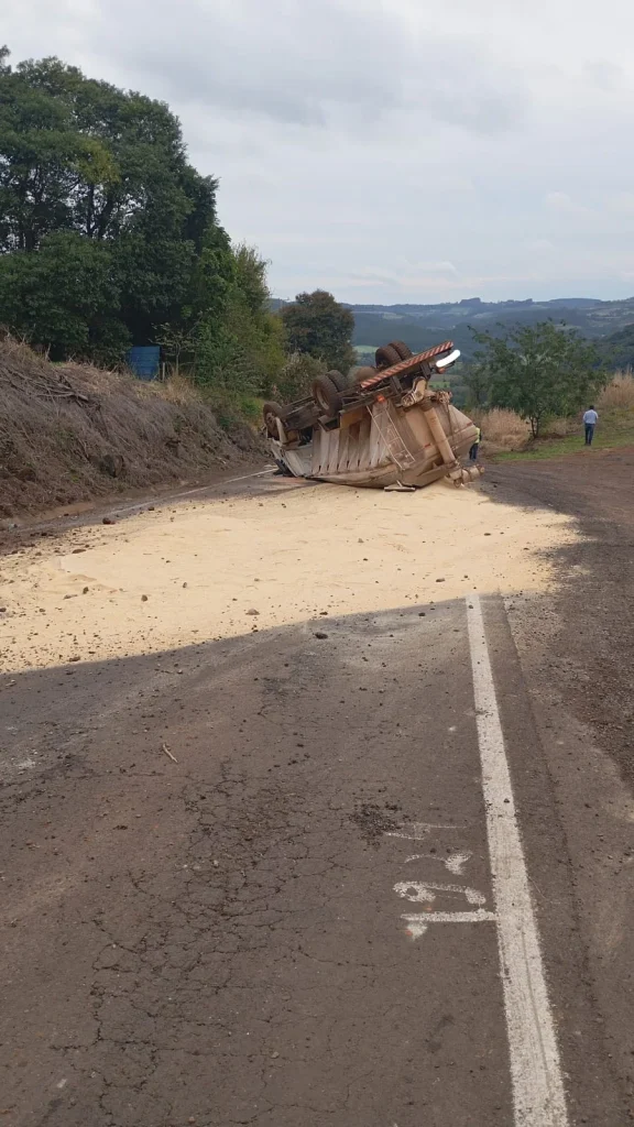 Homem de 39 anos morre após capotamento de caminhão em SC